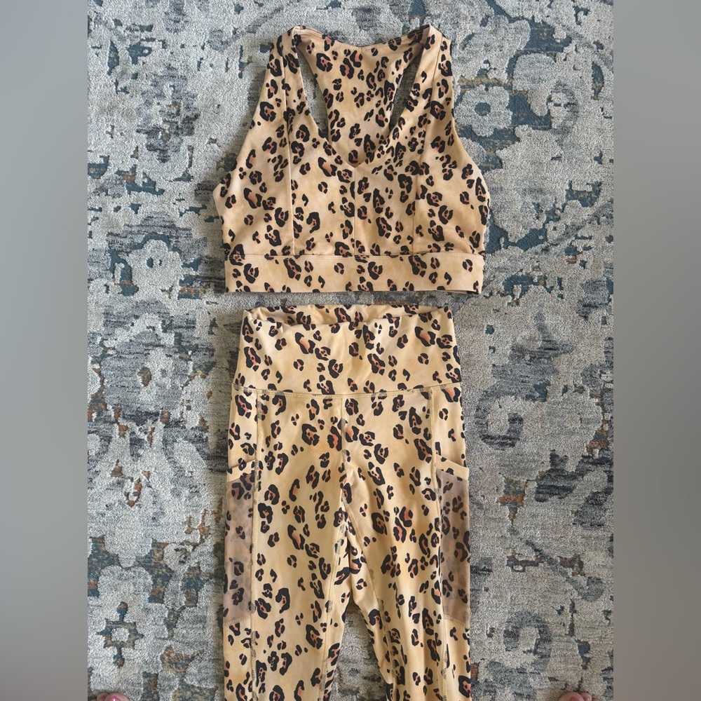SET Fabletics Leopard Print Sports Bra and Leggings Sz M leggings, Sz M top